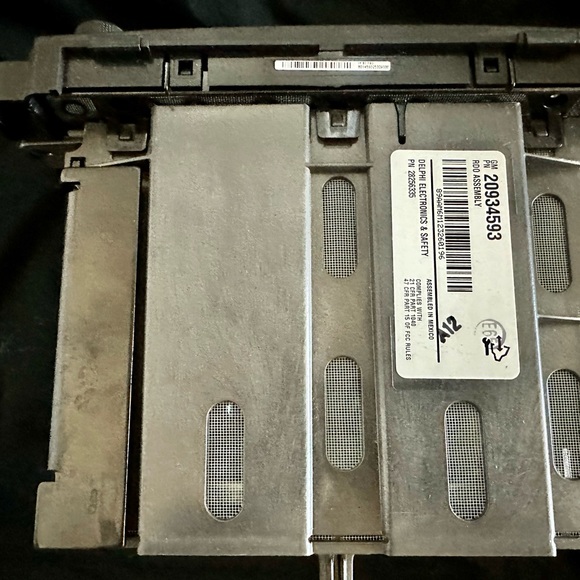 CHEVROLET AVALANCHE 1500 AM FM CD PLAYER RADIO RECEIVER - Picture 2 of 4